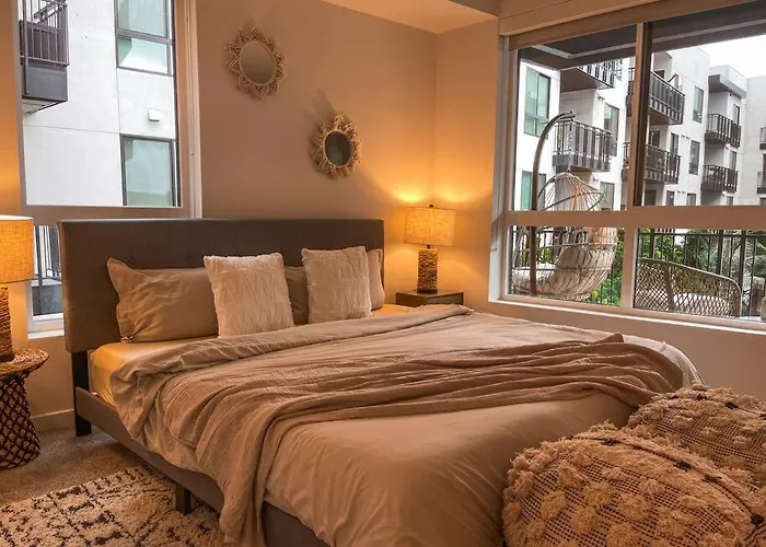 Luxury 1Bdr Centrally Located In Hollywood